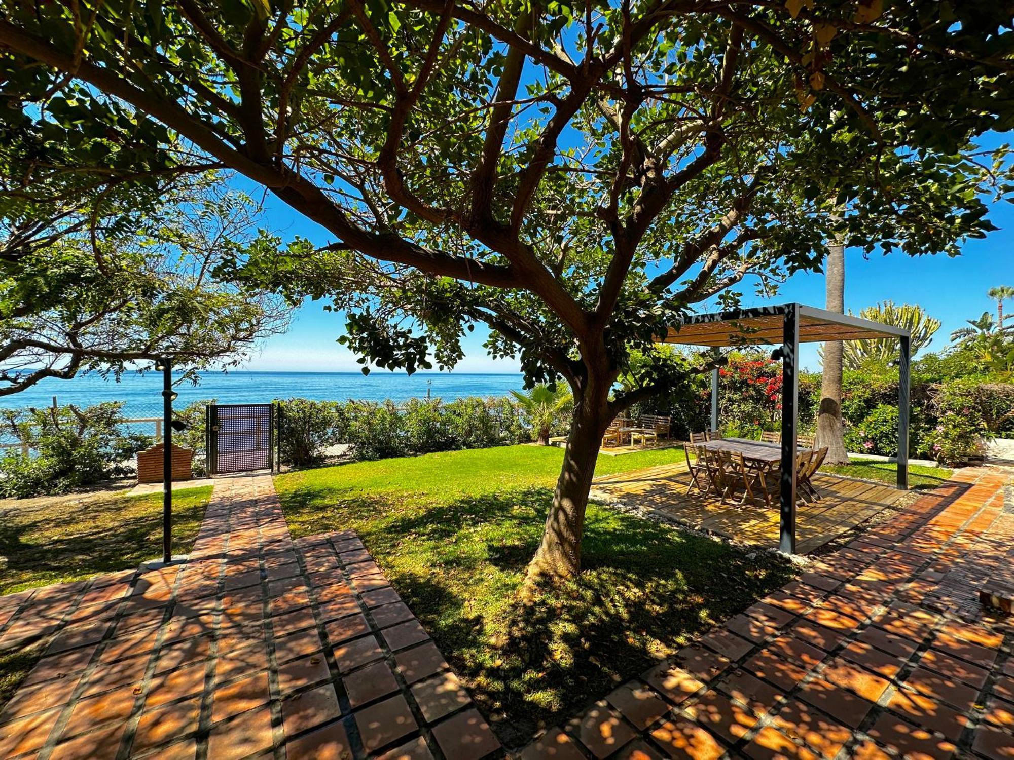 Villa Alboran Beachfront 9Pax Торре-де-Бенагальбон Экстерьер фото