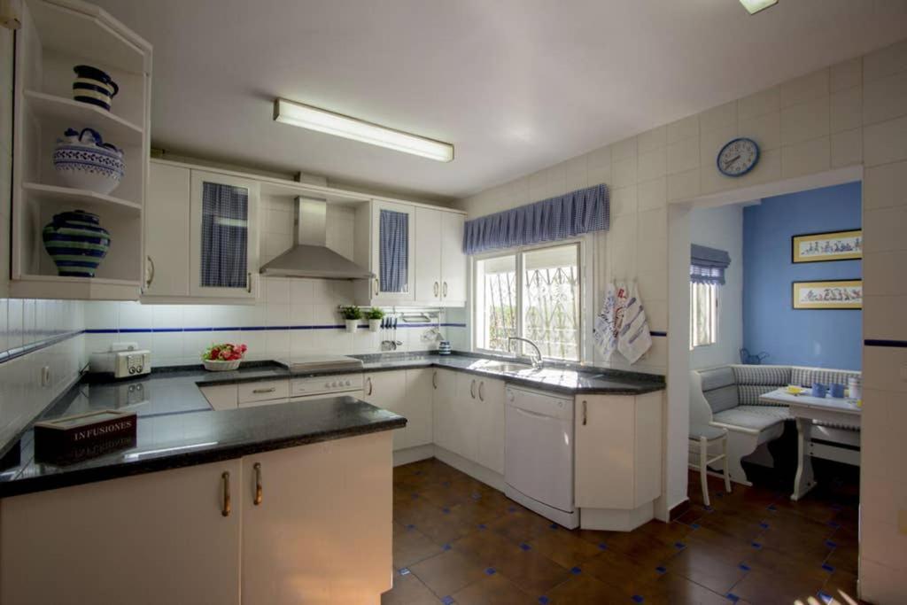 Villa Alboran Beachfront 9Pax Торре-де-Бенагальбон Экстерьер фото